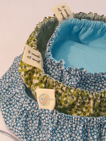 charlotte couvre plat écologique en tissu petites fleurs vertes ou bleues pour une solution alternative au plastique